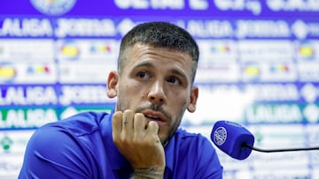 GETAFE (C.A. DE MADRID), 22/08/2024.- El extremo catalán Carles Pérez, durante su presentación como nuevo jugador del Getafe en un acto en el que también han sido presentados Juan Berrocal y Chrisantus Uche. EFE/Mariscal