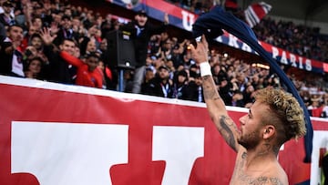 El delantero brasileño del PSG, Neymar, con con su afición.