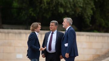 El concejal de deportes del Ayuntamiento de Barcelona, David Escudé; el presidente del FC Barcelona, Joan Laporta y el primer teniente de alcalde del Ayuntamiento de Barcelona, Jaume Collboni, conversan durante la presentación de un acuerdo entre el FC Barcelona y el teniente de alcalde, en la Esplanada Olímpica, a 21 de junio de 2022, en Barcelona, Catalunya (España). Durante el acto han acordado oficialmente que el Barça jugará en el Estadi Olímpic Lluís Companys en la temporada 2023-2024, como consecuencia de las obras de remodelación del Camp Nou, que comienzarán este verano.
21 JUNIO 2022;BARÇA;ESTADI OLIMPIC;CAMP NOU;BARCELONA;FUTBOL;OBRAS;REFORMA
David Zorrakino / Europa Press
21/06/2022