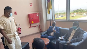 El Presidente de la CAF, Patrice Motsepe, en la reunión con Paul Biya, presidente de Camerún y Samuel Eto'o.