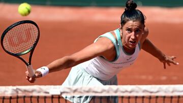 Paris (France), 30/05/2023.- Sara Sorribes Tormo of Spain plays Clara Burel of France in their Women's Singles first round match during the French Open Grand Slam tennis tournament at Roland Garros in Paris, France, 30 May 2023. (Tenis, Abierto, Francia, España) EFE/EPA/CAROLINE BLUMBERG
