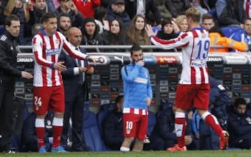Diego Pablo Simeone no espera al descanso y sustituye a Fernando Torres por José María Giménez, un central para suplir la baja de Miranda. 