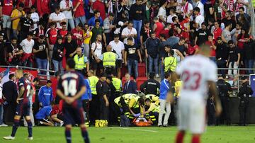 Seguidores del Sevilla caen tras ceder una de las vallas en Ipurúa