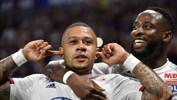 Lyon's Dutch forward Memphis Depay (C) is congratuled by teamate Lyon's French forward Moussa Dembele (R) after scoring a goal celebrates after scoring a goal during the French L1 football match between Olympique Lyonnais (OL) and Angers SCO on