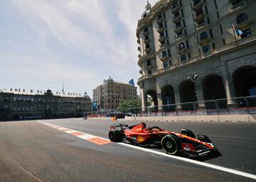 El piloto espa?ol de Ferrari, Carlos Sainz, durante la sesi¨®n de clasifiaci¨®n al esprint del GP de Azerbaiy¨¢n.