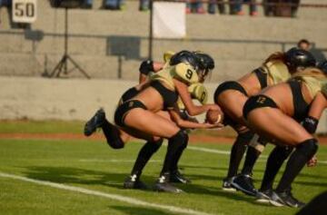 En marzo se retomó la actividad del fútbol americano en bikini en México. La novedosa actividad deportiva se juega en canchas de 50 yardas de largo por 30 yardas de ancho, con ocho jugadoras defensivas, ocho ofensivas y cuatro en reserva. Los partidos se dividen en cuatro cuartos de 15 minutos y un descanso de media hora. A diferencia del fútbol americano masculino, no hay patada de salida ni goles de campo.