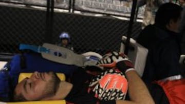 El jugador de México Jesús Corona fue trasladado fuera de la cancha tras sufrir una lesión en una jugada ante Israel.