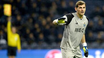 POR01. PORTO (PORTUGAL), 07/12/2016.- El arquero de Porto Iker Casillas gesticula hoy, miércoles 7 de diciembre de 2016, durante un partido entre Porto y Leicester del grupo G de la Liga de Campeones, que se disputa en el estadio Dragao, en Porto (Portugal). EFE/FERNANDO VELUDO
