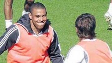 <b>ALEGRÍA. </b>Ronaldo bromea con Cassano durante el entrenamiento de ayer en Valdebebas.