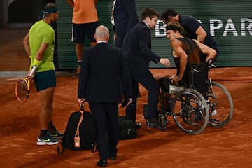 Zverev se torció el tobillo derecho y cayó sobre la arcilla, entre gritos de dolor, al intentar devolver un tiro de drive. Salió en silla de ruedas de la pista para ser atendido y volvió en muletas, con el pie inflamado, para decirle al juez de silla que