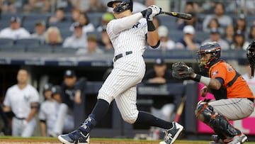 Aaron Judge en el Yankee Stadium tras pegar un hit.