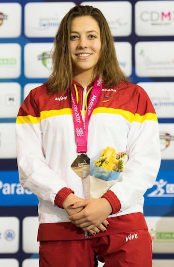 Nuria Marqués, con una de sus medallas de oro.