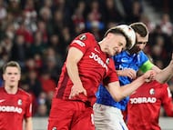 Maximilian Eggestein, del Friburgo, y Bryan Heynen, del Genk, cabecean el balón en el partido de vuelta de los octavos de final de la Europa League.