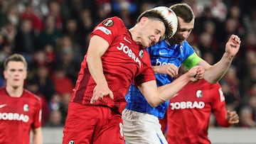 Maximilian Eggestein, del Friburgo, y Bryan Heynen, del Genk, cabecean el balón en el partido de vuelta de los octavos de final de la Europa League.