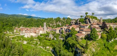 Este encantador municipio en Osona, de algo más de 275 habitantes, está formado por dos poblaciones medievales unidas por un icónico puente colgante de madera sobre la riera de Rupit, en el entorno natural del Collsacabra. Rupit es conocido por sus calles empedradas, sus casas de piedra de los siglos XVI y XVII y el Castillo de Rupit. Pruit, es más rural con típicas Masías dispersas por el entorno. Por las calles descubriréis elementos medievales, románicos y barrocos, como la iglesia de Sant Miquel y la iglesia de Sant Joan de Fàbregues. Los amantes del senderismo encontrarán bellas rutas por sus bosques, una de ellas les llevará hasta el espectacular Salto de Sallent, el salto de agua más grande de la comunidad, accesible desde el pueblo. 
