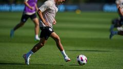 Manu Sánchez golpea el balón durante un entrenamiento del Celta.