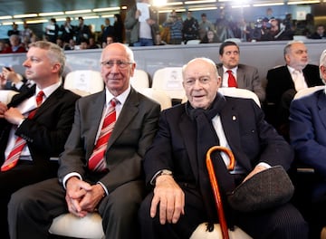 03/05/12 ESTADIO SANTIAGO BERNABEU
PRESENTACION CORAZON CLASSIC MATCH
REAL MADRID - MANCHESTER UNITED
BOBBY CHARLTON EMBAJADOR MUNDIAL MANCHESTER UNITED ALFREDO DISTEFANO PRESIDENTE DE HONOR
PUBLICADA 04/05/12 NA MA14 3COL