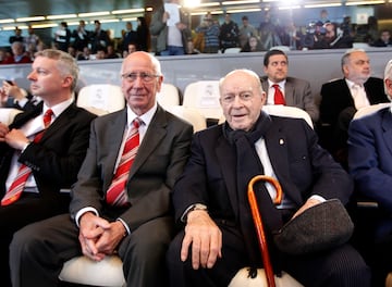 03/05/12 ESTADIO SANTIAGO BERNABEU 
PRESENTACION CORAZON CLASSIC MATCH 
REAL MADRID - MANCHESTER UNITED 
BOBBY CHARLTON EMBAJADOR MUNDIAL MANCHESTER UNITED  ALFREDO DISTEFANO PRESIDENTE DE HONOR
PUBLICADA 04/05/12 NA MA14 3COL