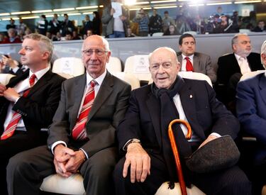 03/05/12 ESTADIO SANTIAGO BERNABEU 
PRESENTACION CORAZON CLASSIC MATCH 
REAL MADRID - MANCHESTER UNITED 
BOBBY CHARLTON EMBAJADOR MUNDIAL MANCHESTER UNITED  ALFREDO DISTEFANO PRESIDENTE DE HONOR
PUBLICADA 04/05/12 NA MA14 3COL