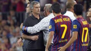 <b>¿UNA PATADA? </b>Mourinho hizo el gesto de querer golpear a Cesc.