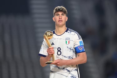 Tras una pausa de cuatro años por la pandemia, Uruguay alcanzó la gloria en La Plata 2023 al
conquistar su primer Mundial sub-20. El mediocampista italiano Cesare Casadei fue la gran figura del
torneo, goleador y Balón de Oro, pero el héroe de la final fue Luciano Rodríguez, quien marcó de
cabeza el tanto decisivo en el 1-0 sobre Italia. La edición también reunió a promesas como Savinho,
Marcos Leonardo, Alejo Véliz, Andrey Santos, Kendry Páez y Máximo Perrone.
