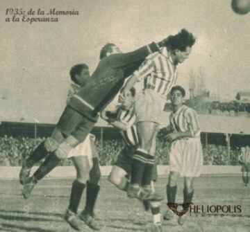 SARO y el portero colchonero saltando en un lance del encuentro en el Metropolitano en el que fue el primer partido que se perdió en la temporada 1934-1935: 4-2.