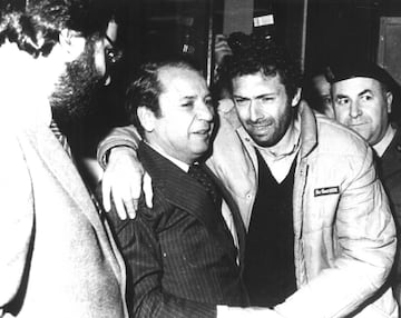 En marzo de 1981 el jugador del Barcelona Enrique Castro 'Quini' fue secuestrado durante veinticuatro días. En la foto, Núñez abraza al jugador tras su liberación. 