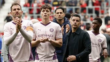 PAMPLONA, 13/04/2025.- Los jugadores del Girona, junto a su entrenador 'Michel' saludan a la afición tras su derrota en el partido de este domingo, en el estadio de El Sadar, correspondiente a la jornada 31 de Laliga. EFE/ Jesús Diges