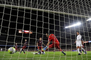 El Real Madrid llegó con desventaja de 10 puntos al segundo Clásico de la temporada 2015-2016. Gerard Piqué adelantó a los blaugranas y, a pesar de la expulsión de Ramos, los de Zidane no se rindieron y remontaron por conducto de Benzema y Cristiano. Fue el partido que asentó a ‘Zizou’ en el puesto, después de tres meses llenos de dudas.