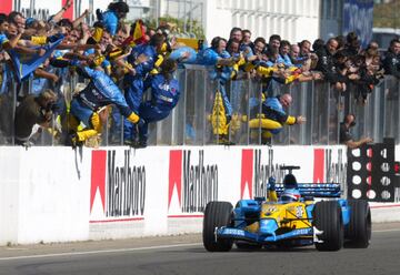 En 2003, Fernando Alonso consiguió su primera victoria en la Fórmula 1 (en la foto). Le acompañaron en el podio Kimi Raikkonen y Juan Pablo Montoya.