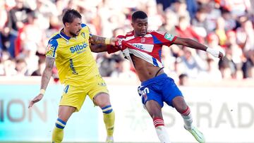 Bojan Kovacevic junto a Siren Diao en el encuentro que enfrentaba al Granada y al C¨¢diz el pasado s¨¢bado en el Nuevo Los C¨¢rmenes.
