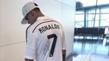 Kevin Rold&aacute;n, cantante colombiano, tras recibir una camiseta firmada por Cristiano.