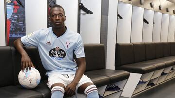 El centrocampista Pape Cheikh posa con la camiseta del Celta durante su presentaci&oacute;n con el club vigu&eacute;s. 