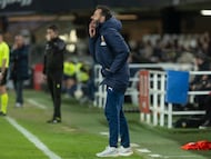 El entrenador del Valencia, Carlos Corberán, en el Cartagonova.