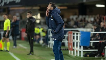 El entrenador del Valencia, Carlos Corberán, en el Cartagonova.