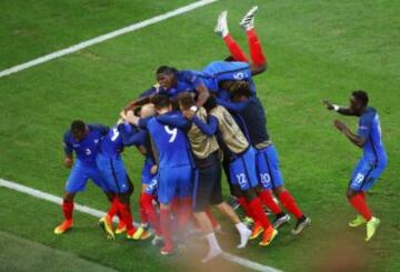 1-0. Los jugadores franceses celebraron el primer gol de Antoine Griezmann.