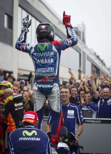 El piloto español de MotoGP Jorge Lorenzo (Movistar Yamaha) celebra su victoria en el Gran Premio de Aragón de Motociclismo que se ha disputado hoy en el circuito de Motorland de Alcañiz (Teruel).