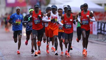 Eliud Kipchoge, en el centro, en la maratón de Londres.