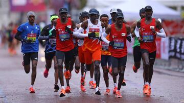 Eliud Kipchoge, en el centro, en la marat&oacute;n de Londres.  