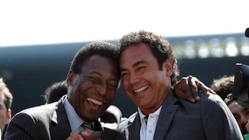 Hugo Sánchez y Pelé juntos en un evento deportivo.