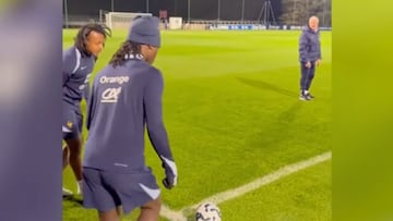 En el entrenamiento de la selección francesa han dejado este simpático juego de precisión el 6 del Madrid y el 23 del Barça.
