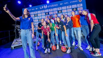 Paula Ginzo, del Barça, se hace un selfie con el resto de jugadoras de la LF Endesa.