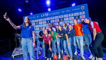 Paula Ginzo, del Barça, se hace un selfie con el resto de jugadoras de la LF Endesa.