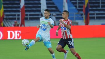 BARRANQUIILLA - COLOMBIA, 14-05-2022: Jugadores del Junior y Jaguares en acción durante el partido entre Atlético Junior y Jaguares de Córdoba F.C por la fecha 20 de la Liga BetPlay DIMAYOR I 2022 jugado en el estadio Metropolitano Roberto Meléndez de la ciudad de Barranquilla. / Players of Junior and Jaguares de in action during match between Atletico Junior and Jaguares de Cordoba F.C for the date 20 as part of BetPlay DIMAYOR League I 2022 played at the Metropolitano Roberto Melendez stadium in Barranquilla city. Photos: VizzorImage / Jairo Cassiani / Cont.