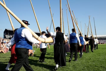 Los trajes tradicionales que se llevan puestos durante el Federal Alpine Wrestling Festival 2019 en Zug, Suiza.
