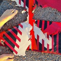 Un tiburón de 3 metros devora la vela de un windsurfista