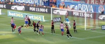 Liga Bbva. Atlético de Madrid - Rayo Vallecano. 1-0. Raúl García marca el primer tanto de cabeza.