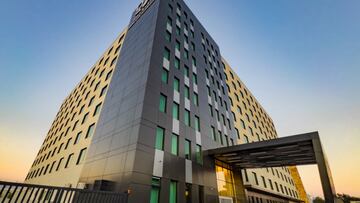 Así es el hotel fantasma de Pudahuel: megaproyecto con gimnasio, piscina, pero sin permiso para abrir