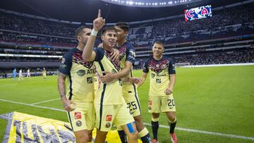 Jugadores del Am&eacute;rica festejan un gol contra los Pumas