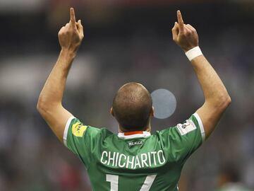 M&eacute;xico tuvo una noche redonda ganando por 2-0 en el Estadio Azteca. Chicharito igual&oacute; a Borgetti en la cima de goleadores, y Costa Rica otra vez se qued&oacute; sin anotar en el Coloso